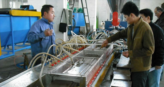 Un bon prix. la chaîne de production en plastique du profil 380V, bois a écumé ligne/processus d'extrusion de profil de PVC en ligne