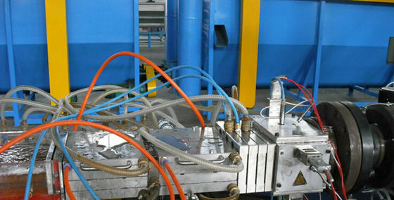 Un bon prix. Chaîne de production en plastique de profil de panneau de décellulation de PVC haute performance en ligne