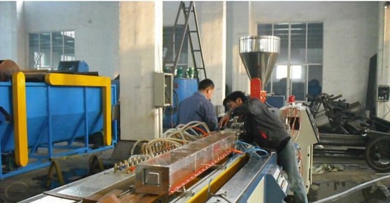 Un bon prix. La grande vitesse deux vissent la ligne en plastique d'extrudeuse de profil pour le cadre de porte/plafond en ligne