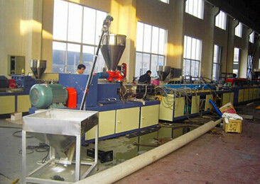 Un bon prix. Machine en bois à grande vitesse d'extrusion de la ligne d'extrusion de profil de PVC de Plasti/WPC en ligne