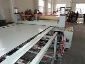 Un bon prix. Trois - chaîne de production de panneau de construction de la couche WPC pour l'extrusion de coffrage de PVC WPC en ligne
