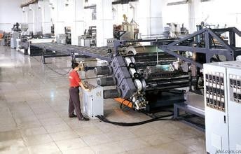 Un bon prix. machine d'extrusion de panneau de mousse de PVC de 380V 50HZ, chaîne de production en plastique de conseil en ligne
