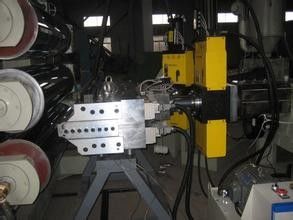 Un bon prix. panneau de meubles du calibre de construction de 1220mm WPC/WPC faisant la machine ISO9001 en ligne