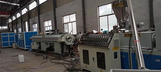 Machine en plastique d'extrusion de tuyau de PVC, chaîne de production multicouche de tuyau de PVC d'Architectured sortie double