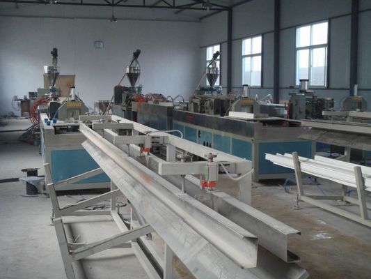 Un bon prix. Ligne composée en plastique en bois automatique d'extrusion, deux extrudeuse de la vis WPC en ligne