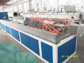 Un bon prix. Extrudeuse de profil de balustrade de WPC, clôturant des machines de profil en ligne