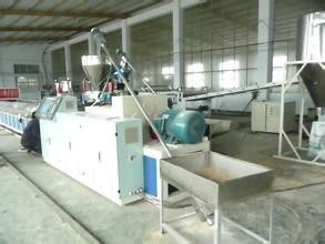 Un bon prix. Chaîne de production de profil des meubles WPC, machines composées en plastique en bois de profil de plafond en ligne