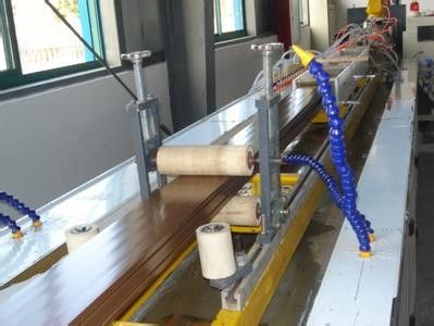 Un bon prix. Ligne d'extrusion de profil de rambarde de WPC, extrudeuse de profil de chaise en ligne
