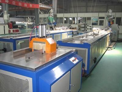 Un bon prix. Ligne d'extrusion de profil de plancher de WPC, machine en plastique de profil de palette en ligne