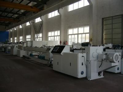 Un bon prix. Boudineuse à vis simple en aluminium de pp/PE PPR, machine en plastique d'extrusion de tubes en ligne