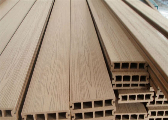 Un bon prix. Ligne d'extrusion de profil de rambarde mur/parapet en plastique du PE pp WPC en ligne
