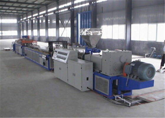 Un bon prix. La machine de panneau de mousse de PVC de meubles, croûte en plastique a écumé machine de conseil en ligne