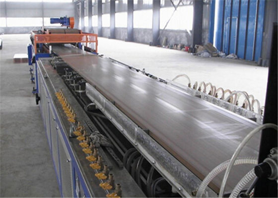Un bon prix. Machine résistante à l'humidité de panneau de mousse de WPC, double boudineuse à vis en plastique en bois en ligne