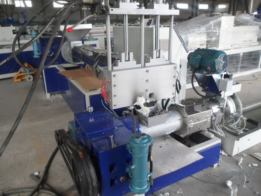 Un bon prix. Les flocons ont réutilisé la bouteille à deux étages de machine en plastique d'extrusion de granule en ligne