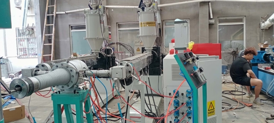 Un bon prix. Finissage de commande numérique par ordinateur de machine de fabrication de tuyau de Dwc de mur de double de HPVC en ligne