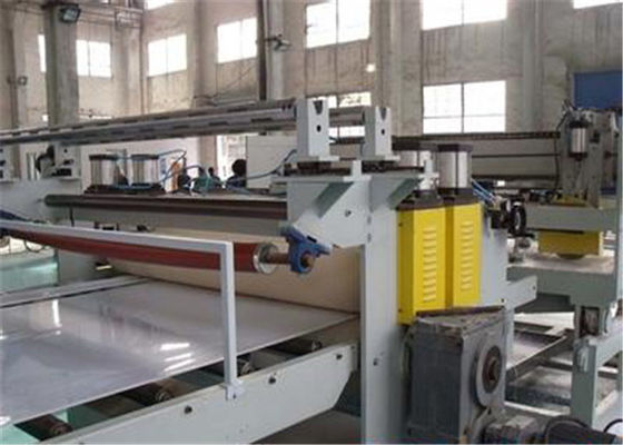 Un bon prix. Machine complètement automatique de panneau de mousse de WPC avec la machine de stratification en ligne