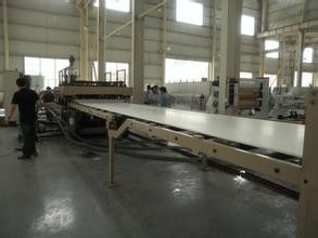 Un bon prix. Machine de panneau de mousse de PVC WPC WPC de salle de bains, boudineuse à vis jumelle conique réutilisée en ligne