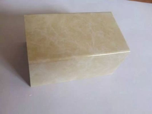 Un bon prix. Chaîne de production en plastique de profil de marbre de PVC WPC, machine de plastique de profil de décoration en ligne